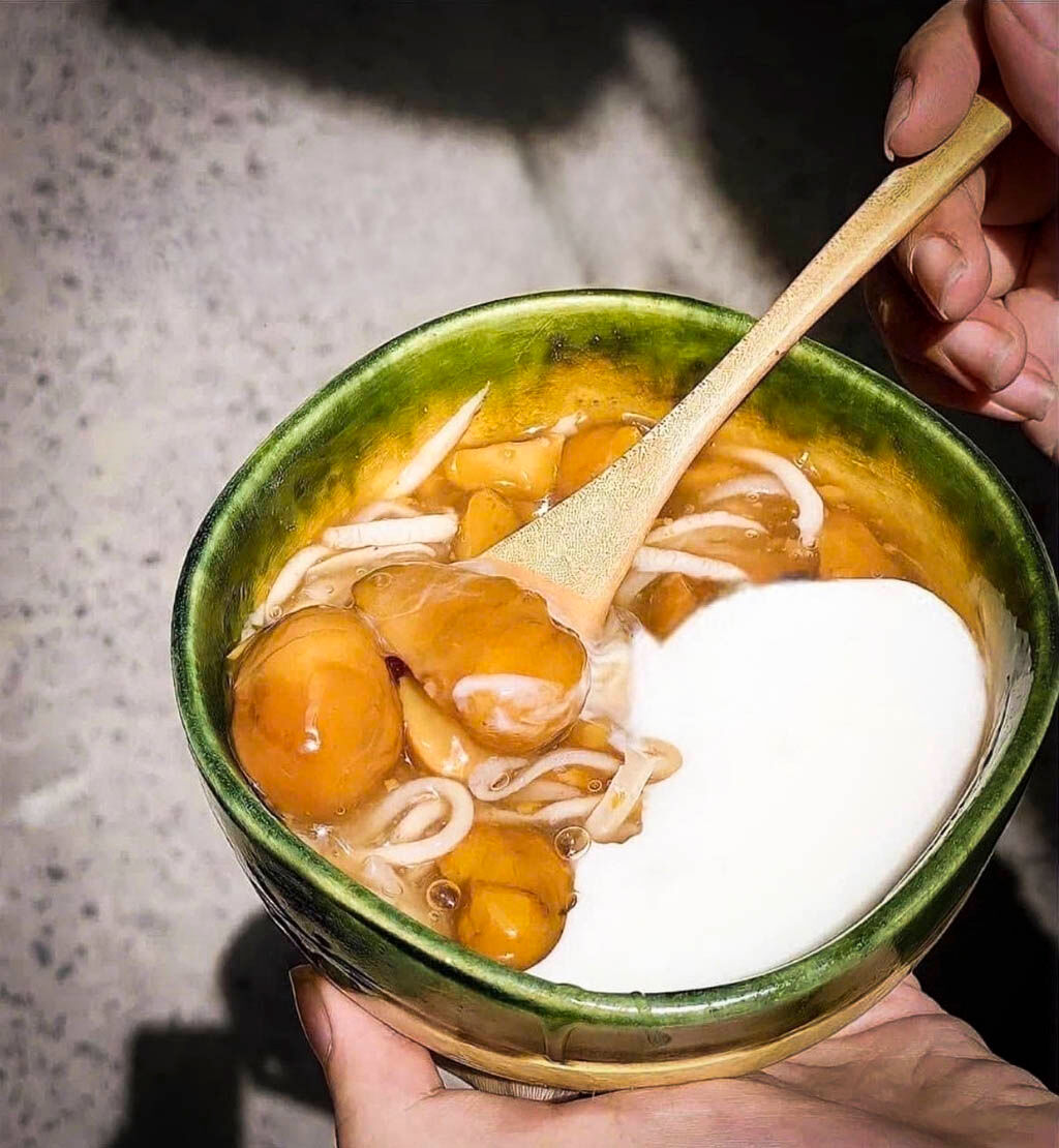 Enjoy Huế’s nutty dessert with creamy flavors